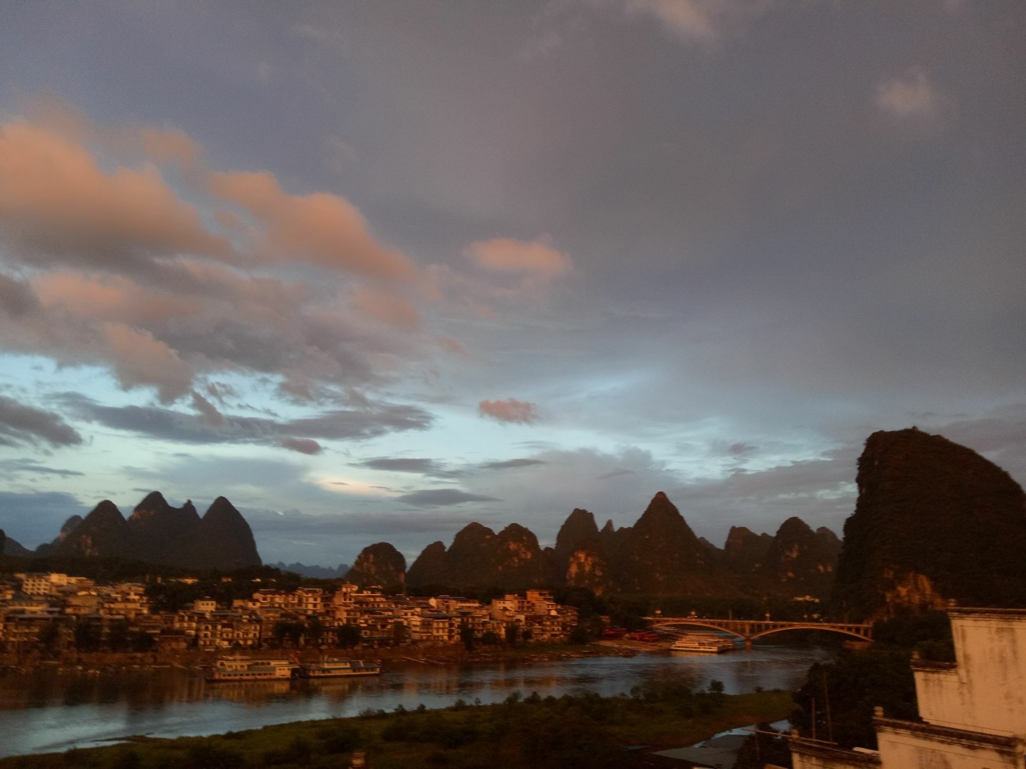 En Attendant Godot Youth Hostel Yangshuo Exteriör bild